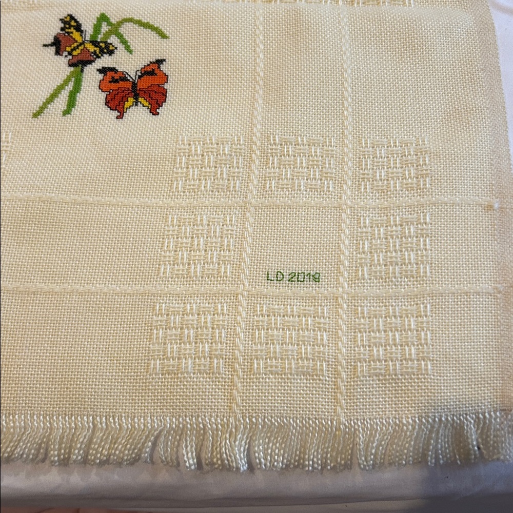 OOAK Hand-Embroidered Cross-Stitched on Homespun Style Tablecloth Throw 1980-90s - Picture 3 of 10